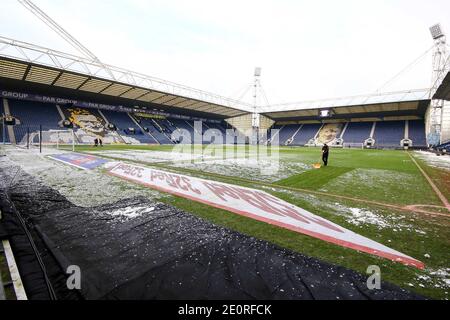 Preston, Royaume-Uni. 02 janvier 2021. La neige est éliminée du terrain avant le début du match. EFL Skybet Championship Match, Preston North End v Nottingham Forest au Deepdale Stadium de Preston le samedi 2 janvier 2021. Cette image ne peut être utilisée qu'à des fins éditoriales. Utilisation éditoriale uniquement, licence requise pour une utilisation commerciale. Aucune utilisation dans les Paris, les jeux ou les publications d'un seul club/ligue/joueur.pic par Chris Stading/Andrew Orchard sports Photography/Alamy Live News crédit: Andrew Orchard sports Photography/Alamy Live News Banque D'Images