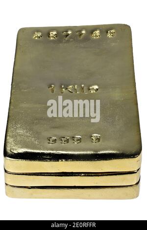trois lingots d'or de 1 kg isolés sur fond blanc Banque D'Images