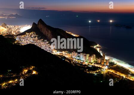 Vue sur le bidonville de Rocinha et deux Frères la nuit, à Rio de Janeiro, Brésil Banque D'Images