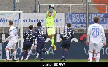 Ville de Bochum, Allemagne. 02nd Jan, 2021. Firo: 02.01.2021 football, 2ème Bundesliga, saison 2020/2021, VfL Bochum - Darmstadt 98 Manuel Riemann, parade, attrape le ballon | usage dans le monde crédit: dpa/Alay Live News Banque D'Images