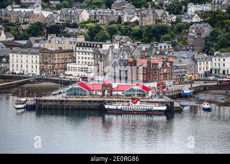 Oban, une petite ville avec un port ferryport très animé, est béni avec un superbe port naturel, une baie parfaite en fer à cheval. Banque D'Images