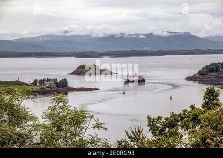 Oban, une petite ville avec un port ferryport très animé, est béni avec un superbe port naturel, une baie parfaite en fer à cheval. Banque D'Images