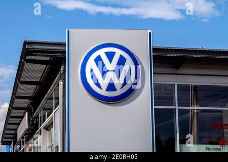 Weissenburg, Allemagne : concessionnaire automobile Volkswagen dans la ville de Weissenburg, Bavière, Allemagne Banque D'Images