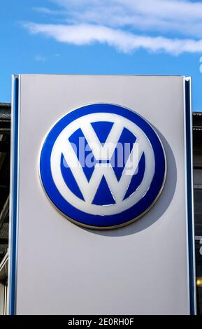 Weissenburg, Allemagne : concessionnaire automobile Volkswagen dans la ville de Weissenburg, Bavière, Allemagne Banque D'Images