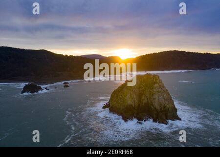 La lumière du matin illumine les piles de la mer rocheuse juste au large de la côte nord de la Californie à Klamath. La Pacific Coast Highway longe ce rivage. Banque D'Images