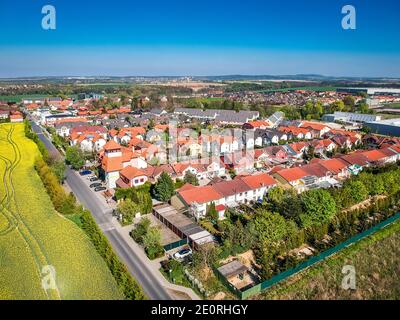 Nupaky, République tchèque. 24 avril 2019. Nouvelles maisons en rangée avec la vieille partie du village en arrière-plan près de Prague Banque D'Images