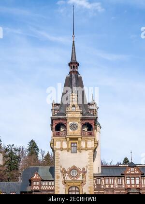 Sinaia Romania - 12.02.2020: L'emblématique château Peles construit dans le style néo-Renaissance, situé à Sinaia. Principale attraction touristique en Roumanie. Banque D'Images