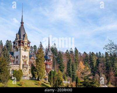 Sinaia Romania - 12.02.2020: L'emblématique château Peles construit dans le style néo-Renaissance, situé à Sinaia. Principale attraction touristique en Roumanie. Banque D'Images