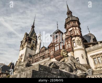 Sinaia Romania - 12.02.2020: L'emblématique château Peles construit dans le style néo-Renaissance, situé à Sinaia. Principale attraction touristique en Roumanie. Banque D'Images