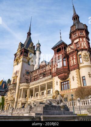 Sinaia Romania - 12.02.2020: L'emblématique château Peles construit dans le style néo-Renaissance, situé à Sinaia. Principale attraction touristique en Roumanie. Banque D'Images