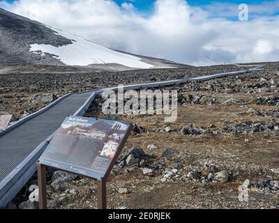 Chemin de la cabane touristique Juvasshytta au parc climatique 2469, une exposition construite dans une langue de glacier, Parc national de Jotunheimen, Norvège Banque D'Images