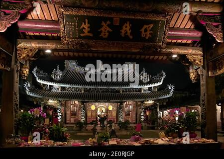 Table des offrandes dans le temple de Dallongdong Baoan la nuit, Taipei, Taïwan Banque D'Images