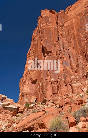 Spectaculaire falaise sortant du désert dans Capitol Reef Parc national de l'Utah Banque D'Images