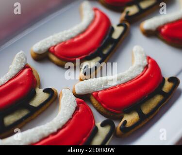 Cookie de Noël rouge vif en forme de traîneau du Père Noël Banque D'Images