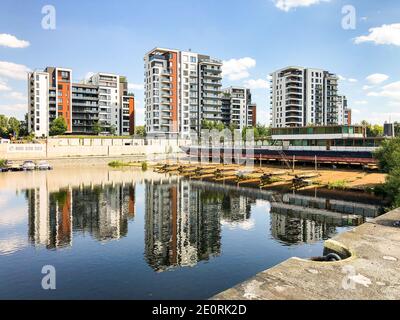 Prague, République tchèque - 22 juillet 2020. Bâtiments à Marina Holesovice à Prague 7 - maisons à panneaux au bord de la rivière Moldau Banque D'Images