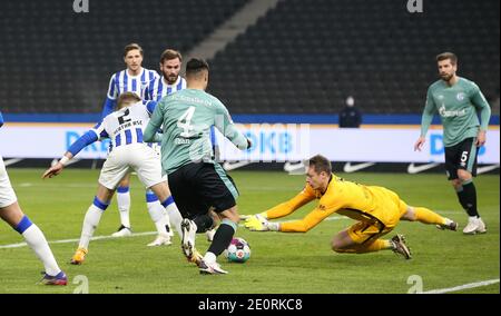 Ville de Berlin, Allemagne. 30 décembre 2020. Firo: 02.01.2021 football, football, 1. Bundesliga, saison 2020/2021 Hertha BSC Berlin - FC Schalke 04 chance Ozan KABAK, Schalke contre SCHWOLAW | usage dans le monde crédit: dpa/Alay Live News Banque D'Images