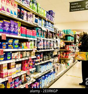 Londres, Royaume-Uni, janvier 02 2021, sélection de produits d'hygiène féminine tels que les tampons de la période mensuelle Banque D'Images