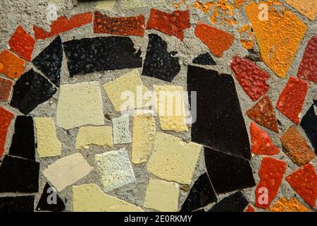 mosaïque et mosaïque ronde sur l'ancien mur. mosaïque décorative blanche, jaune et noire Banque D'Images
