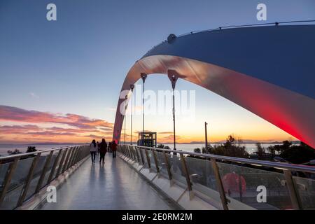 Coucher de soleil sur la toute nouvelle passerelle de la ville d'Alimos, dans l'avenue Posidonos, Athènes, Grèce, Europe. Banque D'Images