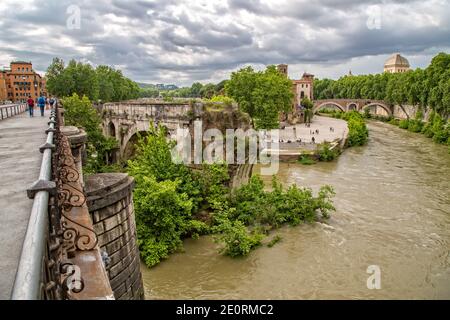 Vue sur l'ancien Ponte Rotto ou Pons Aemilius avec Isola Tiberina - île Tibre en arrière-plan, Rome, Italie Banque D'Images