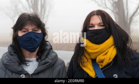 Mère et fille dans les temps corona avec masque Banque D'Images