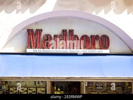 FURTH, Allemagne : logo de cigarette Marlboro en dehors d'un magasin. Marlboro est la marque de cigarettes la plus vendue au monde. Il est fabriqué par Philip Morris Banque D'Images