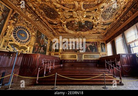 Fresques et stuc dans la salle du Sénat, Sala del Senato, Palais des Doges, Palazzo Ducale, Venise, Vénétie, Italie Banque D'Images