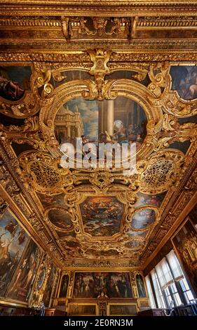 Fresques et stuc dans la salle du Sénat, Sala del Senato, Palais des Doges, Palazzo Ducale, Venise, Vénétie, Italie Banque D'Images