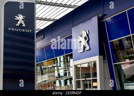 Nurnberg, Allemagne: Concessionnaire Peugeot, Peugeot est un constructeur automobile français. Banque D'Images