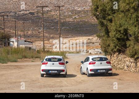 Île de Folegandros, Grèce - 24 septembre 2020 : voitures blanches, Kia Rio garée sur la route. Banque D'Images