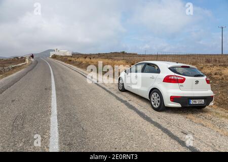 Île de Folegandros, Grèce - 24 septembre 2020 : voitures blanches, Kia Rio garée sur la route. Banque D'Images