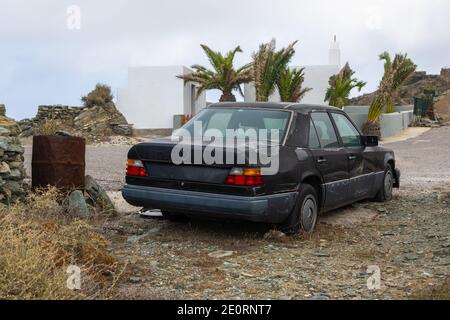 Île de Folegandros, Grèce - 24 septembre 2020 : l'ancienne épave de voiture a été abandonnée sur la touche. Banque D'Images