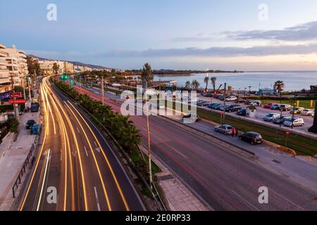 Heure bleue à l'avenue Posidonos, la principale avenue côtière d'Athènes, Grèce, pendant le coucher du soleil le jour de l'an. Banque D'Images