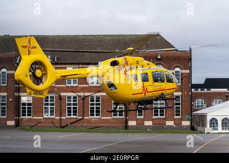 East Anglian Air Ambulance Airbus Helicopters H145 hélicoptère enregistré G-HEMC Atterri dans le domaine de l'école secondaire Southend pour École pour garçons Banque D'Images