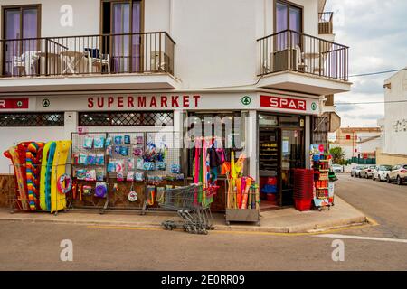 Petit supermarché Spar à Cala Figuera Mallorca Espagne. Banque D'Images