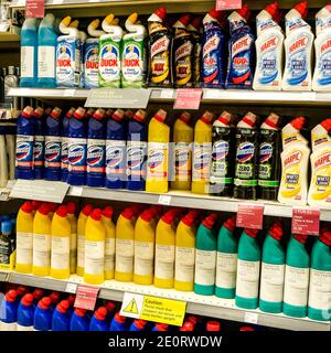 Londres, Royaume-Uni, janvier 02 2021, sélection de bouteilles d'eau de Javel pour la maison populaires, y compris Domestos, Duck, Harpic et Essential Waitrose Banque D'Images