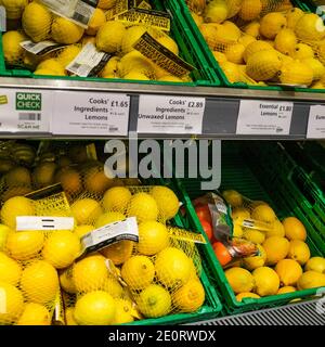 Londres, Royaume-Uni, janvier 02 2021, sacs de citron frais Cirrus tropical fruits Banque D'Images