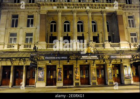 Londres, Royaume-Uni, 2 janvier 2021Her Majesty's Theatre est un théâtre du West End situé sur Haymarket dans la Cité de Westminster, Londres présentant le fantôme de l'Opéra est fermé le samedi soir. Londres Samedi nuit sous le niveau 4 crédit: JOHNNY ARMSTEAD/Alamy Live News Banque D'Images