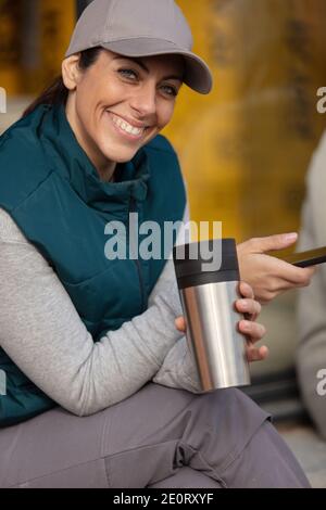 Femme tenant le constructeur à l'intérieur du café Banque D'Images