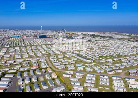 Photo aérienne du camping-car Fantasy Island Dans le village de Skegness montrant des rangées de caravanes et le parc d'attractions au bord de l'océan Banque D'Images