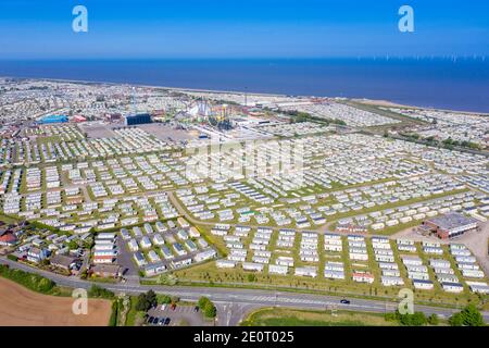 Photo aérienne du camping-car Fantasy Island Dans le village de Skegness montrant des rangées de caravanes et le parc d'attractions au bord de l'océan Banque D'Images