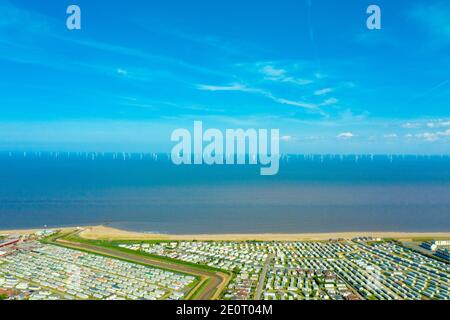 Photo aérienne du camping-car Fantasy Island Dans le village de Skegness montrant des rangées de caravanes et le parc d'attractions au bord de l'océan Banque D'Images