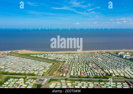 Photo aérienne du camping-car Fantasy Island Dans le village de Skegness montrant des rangées de caravanes et le parc d'attractions au bord de l'océan Banque D'Images