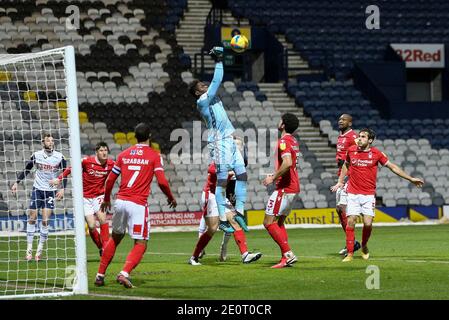 Preston, Royaume-Uni. 02 janvier 2021. Le gardien de but de Nottingham Forest Brice Samba chasse la balle. EFL Skybet Championship Match, Preston North End v Nottingham Forest au Deepdale Stadium de Preston le samedi 2 janvier 2021. Cette image ne peut être utilisée qu'à des fins éditoriales. Utilisation éditoriale uniquement, licence requise pour une utilisation commerciale. Aucune utilisation dans les Paris, les jeux ou les publications d'un seul club/ligue/joueur.pic par Chris Stading/Andrew Orchard sports Photography/Alamy Live News crédit: Andrew Orchard sports Photography/Alamy Live News Banque D'Images