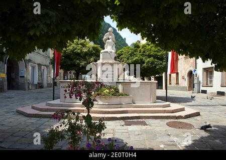 Un monument aux victimes des deux guerres mondiales à Hallein, une ville historique d'Autriche connue pour la mine de sel de Hallein. Banque D'Images