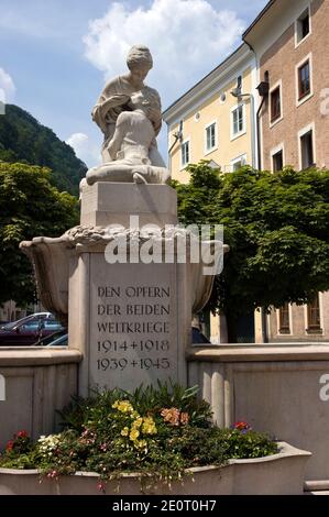 Un monument aux victimes des deux guerres mondiales à Hallein, une ville historique d'Autriche connue pour la mine de sel de Hallein. Banque D'Images