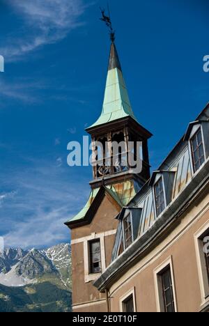 Une vieille église est à la pointe de la vieille ville (Altstadt), avec des Alpes à l'horizon, à Innsbruck, en Autriche. Banque D'Images