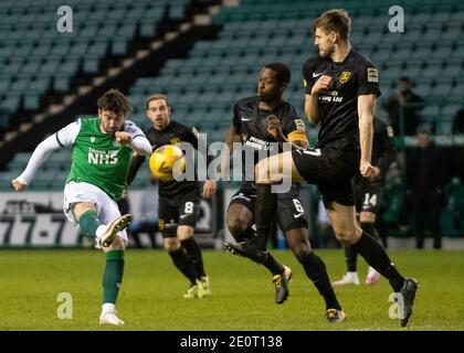 Scottish Premiership - Hibernian et Livingston Easter Road Stadium, Édimbourg, Midlothian, Royaume-Uni. 24 novembre 2020. Les Hibs accueillent Livingston dans la Premier League écossaise sur la route de Pâques, à Édimbourg. Pic montre: HibsÕ milieu de terrain, Stevie Mallan, pousses pour but. Crédit : Ian Jacobs/Alay Live News Banque D'Images