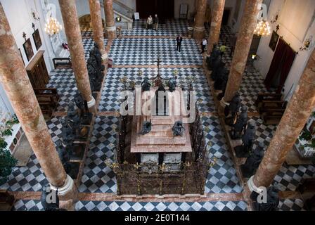 Le cénotaphe en marbre orné de l'empereur Maximilian I se trouve dans la nef de la Hofkirche (église de la Cour) à Innsbruck, en Autriche. Banque D'Images