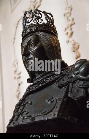 28 grandes statues de bronze entourent le cénotaphe de l'empereur Maximilian I dans la Hofkirche (église de la Cour) à Innsbruck, en Autriche. Banque D'Images